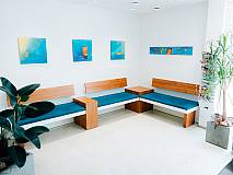 Wartezimmer mit blauen Akzenten und Pflanzen