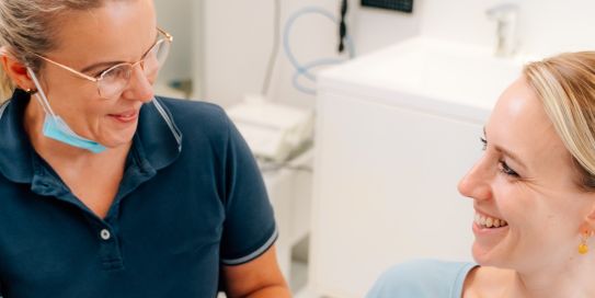 Frau Dr. Schmid zeigt Patientin Zahnschiene