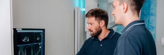 Herr Dr. Schmid und Herr Ecker am Computer