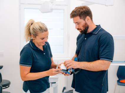 Frau Dr. Schmid und Herr Dr. Schmid im Gespräch