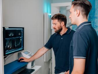 Herr Dr. Schmid und Herr Ecker am Computer
