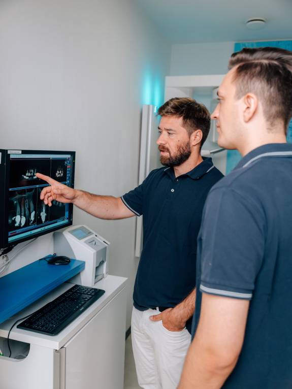 Herr Dr. Schmid und Herr Ecker am Computer