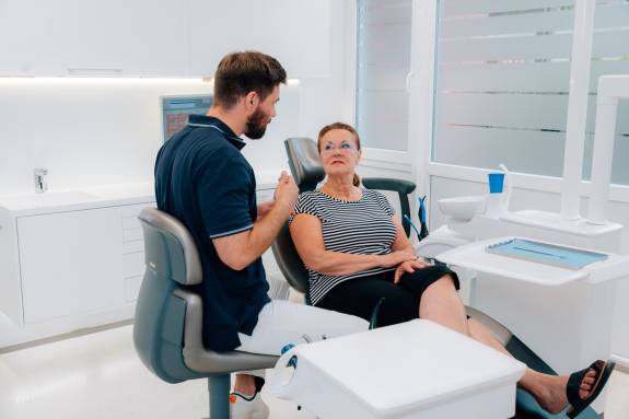 Herr Dr. Schmid spricht mit Patientin