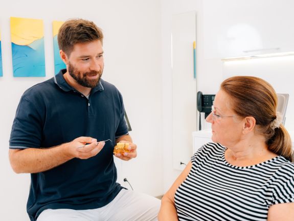 Herr Dr. Schmid spricht mit Patientin