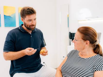 Herr Dr. Schmid spricht mit Patientin