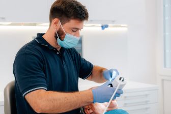 Herr Dr. Schmid behandelt Patienten