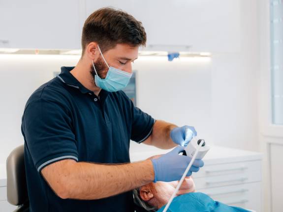 Herr Dr. Schmid behandelt Patienten