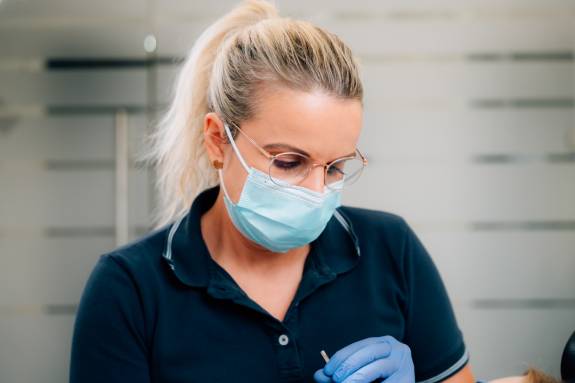 Frau Dr. Schmid behandelt Patienten