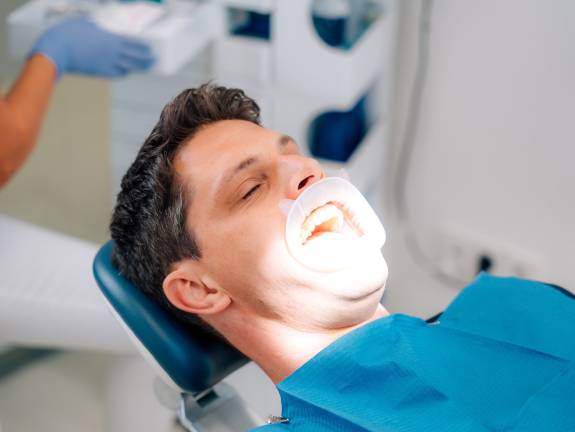 Patient bei der Prophylaxe
