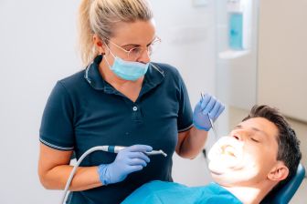 Frau Dr. Schmid behandelt Patienten