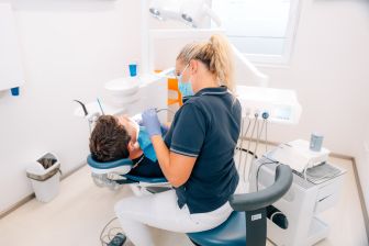 Frau Dr. Schmid behandelt Patienten