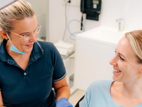 Frau Dr. Schmid zeigt Patientin Zahnschiene