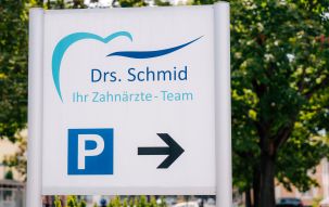 Schild zum Parkplatz der Praxis Dr. Schmid