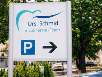 Schild zum Parkplatz der Praxis Dr. Schmid