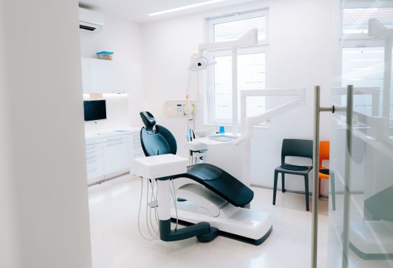 Behandlungszimmer mit modernem Interieur